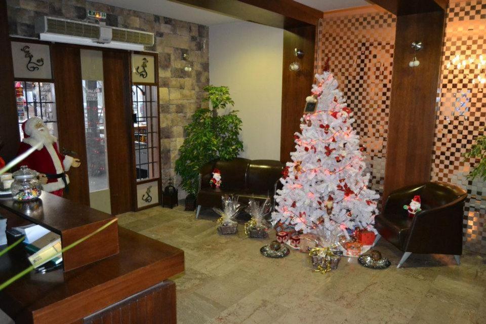 Hotel Oasi Káto Loutrákion Esterno foto