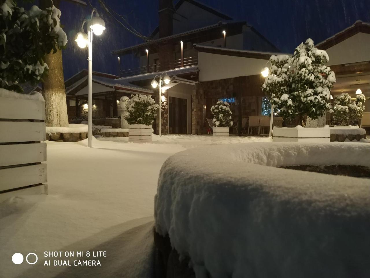 Hotel Oasi Káto Loutrákion Esterno foto